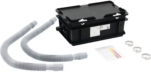 Schwarze Neutralisationsanlage von Grünbeck mit zwei flexiblen Schläuchen und drei Edelstahl-Klemmen, geliefert mit einer Anleitung zur Installation.
